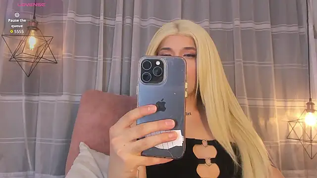 Snapshot of Nyx__Blackwood chatting on February 4, 2026, 4:18 am Nyx Blackwood online show from February 4, 2026, 4:18 am