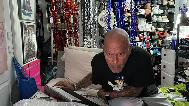 joeytatts66 online show from May 28, 2026, 1:24 am