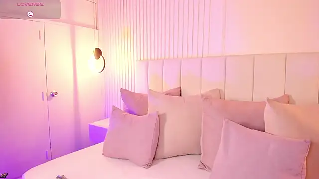 natali henao online show from October 10, 2025, 10:21 pm