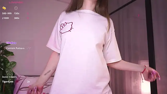 LoraDevon online show from November 3, 2025, 4:10 pm