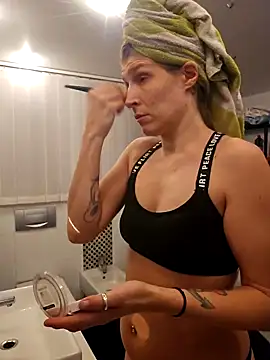 Lenchen  online show from February 24, 2025, 8:03 pm