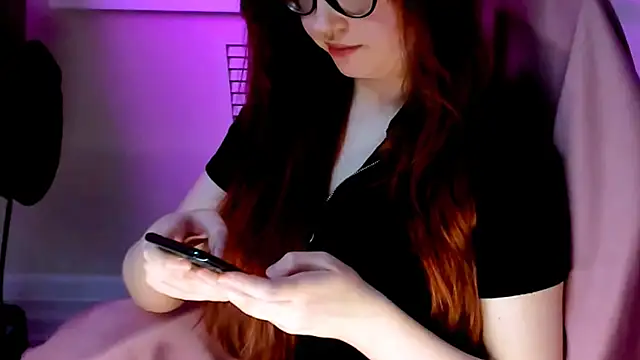 Snapshot of CarolGiggly chatting on May 5, 2026, 12:46 am CarolGiggly online show from May 5, 2026, 12:46 am