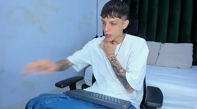 Snapshot of Adam_hard_ chatting on December 5, 2024, 7:33 pm Adam hard online show from December 5, 2024, 7:33 pm