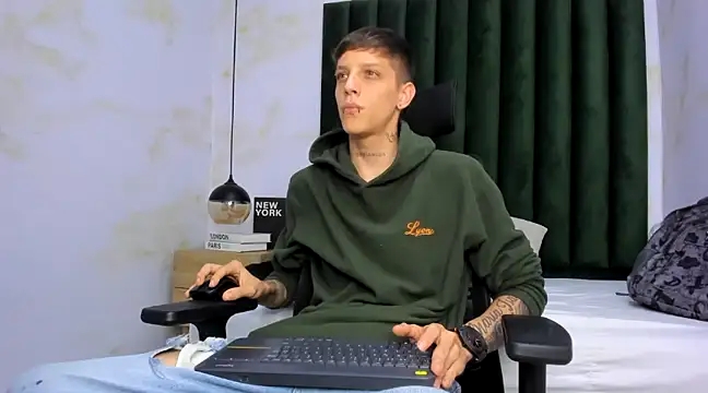 Snapshot of Adam_hard_ chatting on February 24, 2025, 11:52 pm Adam hard online show from February 24, 2025, 11:52 pm