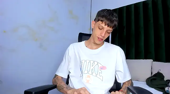 Snapshot of Adam_hard_ chatting on December 3, 2024, 8:55 pm Adam hard online show from December 3, 2024, 8:55 pm