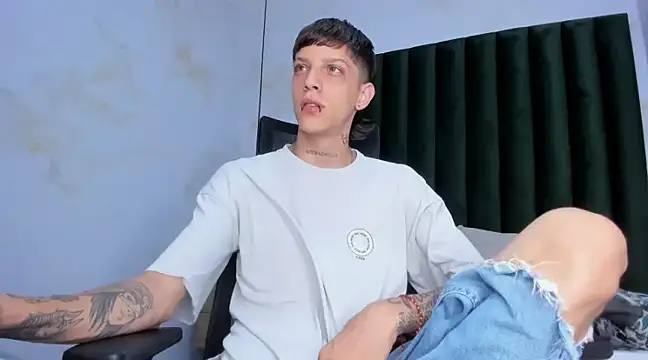 Snapshot of Adam_hard_ chatting on December 4, 2024, 7:39 pm Adam hard online show from December 4, 2024, 7:39 pm