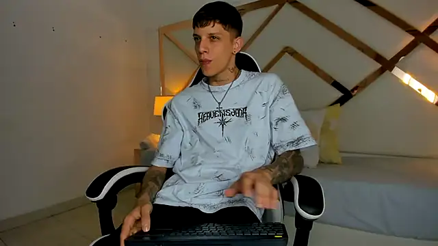 Snapshot of Adam_hard_ chatting on September 16, 2025, 7:15 pm Adam hard online show from September 16, 2025, 7:15 pm