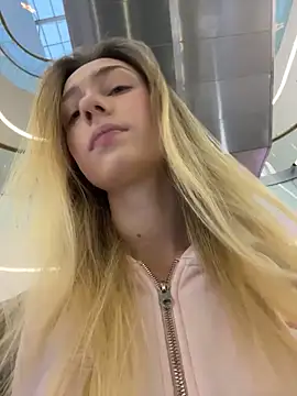 Lia  Love online show from November 13, 2025, 12:09 pm