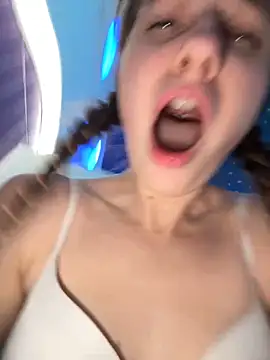 Lia  Love online show from February 4, 2025, 7:00 pm