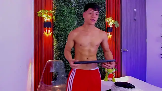 Valentino  X online show from September 30, 2025, 1:39 pm