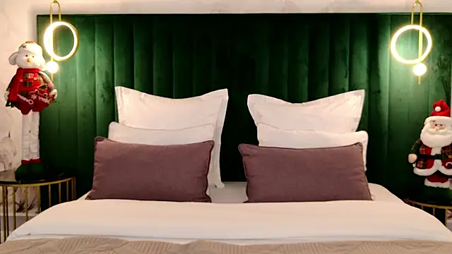 milaleoneli online show from December 2, 2025, 3:03 pm