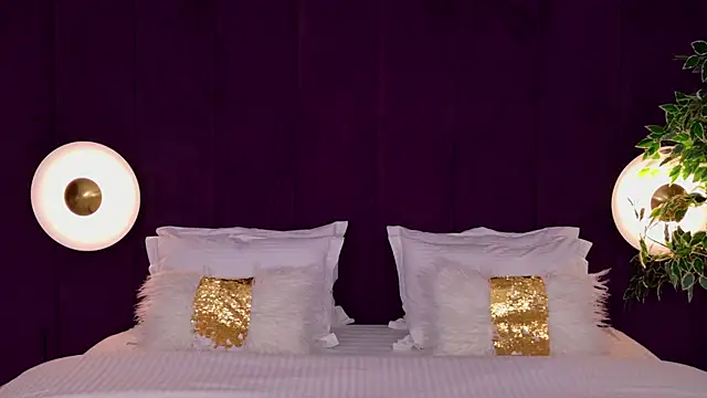 milaleoneli online show from October 9, 2025, 2:50 pm