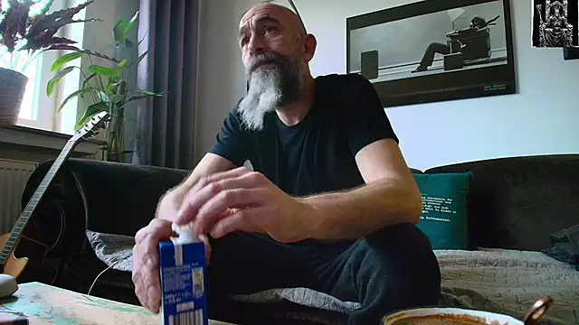 Snapshot of Kingsscepter chatting on February 25, 2025, 4:14 pm Kingsscepter online show from February 25, 2025, 4:14 pm