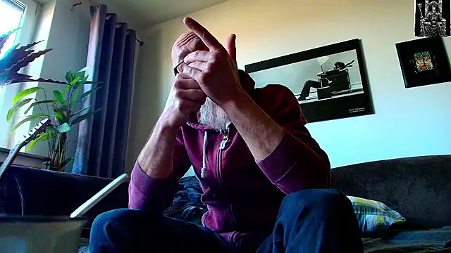 Snapshot of Kingsscepter chatting on March 8, 2025, 10:11 am Kingsscepter online show from March 8, 2025, 10:11 am