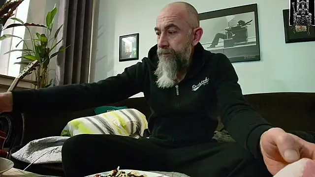 Snapshot of Kingsscepter chatting on February 24, 2025, 8:47 pm Kingsscepter online show from February 24, 2025, 8:47 pm