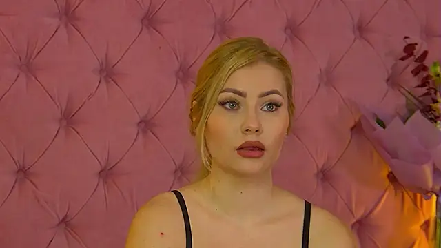 MisshaNight online show from October 19, 2025, 4:04 am