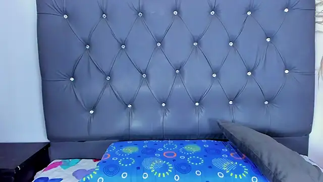 Miaelliee online show from December 14, 2024, 7:46 pm