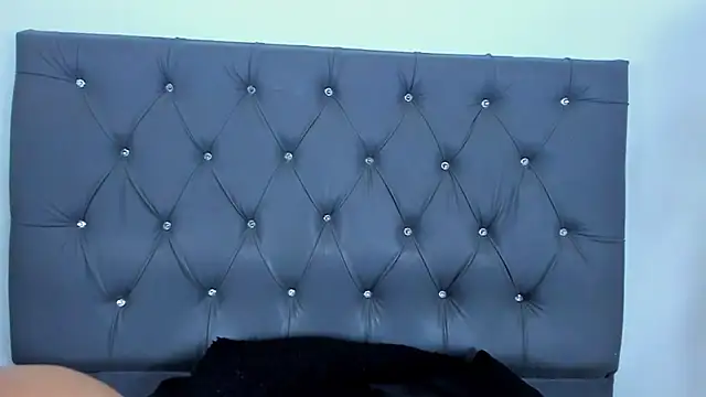 Miaelliee online show from December 18, 2024, 7:52 pm