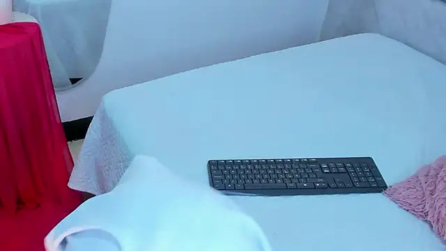 naomiii   online show from November 20, 2025, 11:33 am