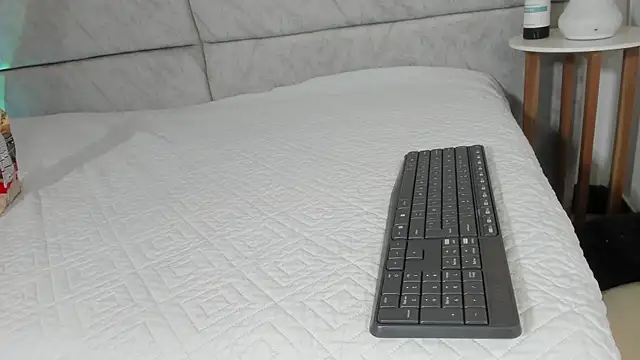 naomiii   online show from April 10, 2026, 11:39 am