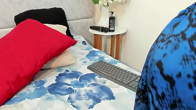 naomiii   online show from November 13, 2025, 11:47 am