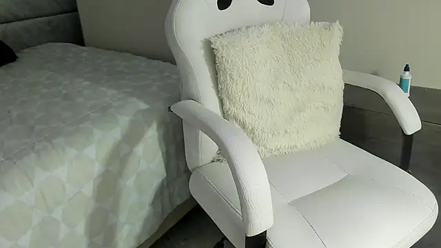 Snapshot of naomiii__ chatting on May 19, 2026, 11:39 am naomiii online show from May 19, 2026, 11:39 am