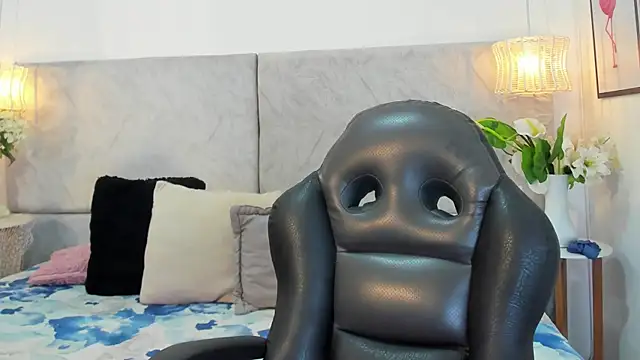 naomiii   online show from November 24, 2025, 6:52 pm