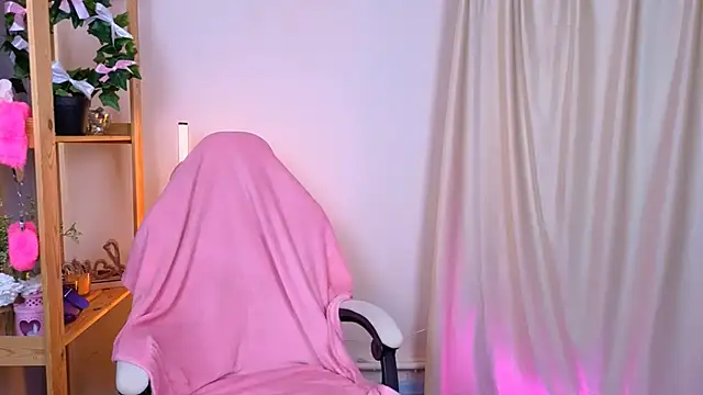 EmmaKeam online show from October 3, 2025, 9:44 am