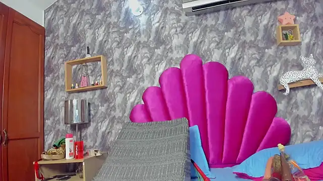 EMMAPARISS online show from March 17, 2025, 9:46 pm