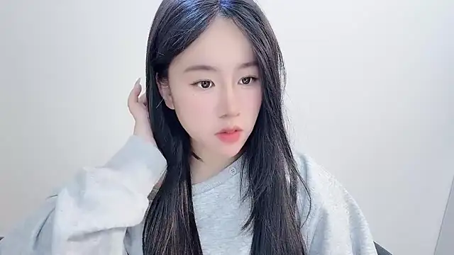 chloe-01 online show from December 17, 2025, 12:32 pm