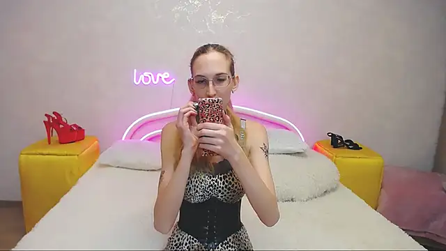 KlaryBrait online show from February 25, 2025, 1:43 pm