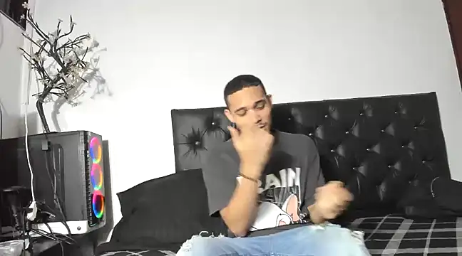 Snapshot of cali_and_lili chatting on December 4, 2024, 2:14 am cali and lili online show from December 4, 2024, 2:14 am