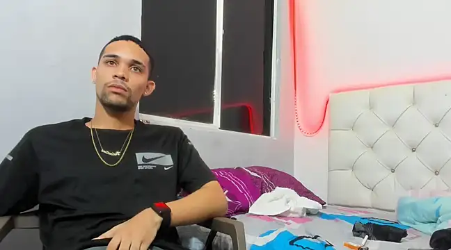 Snapshot of cali_and_lili chatting on December 2, 2024, 8:04 am cali and lili online show from December 2, 2024, 8:04 am