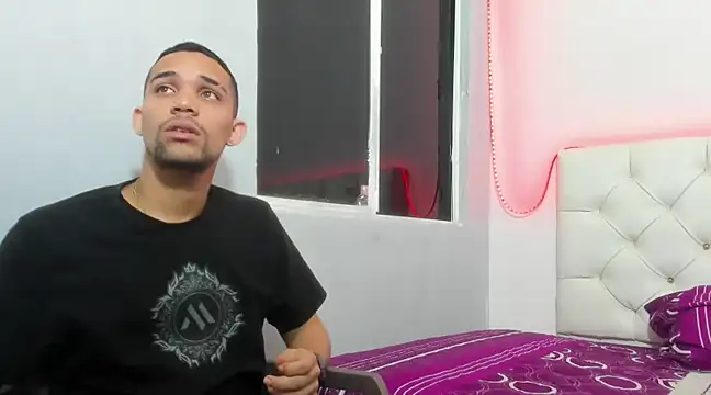 Snapshot of cali_and_lili chatting on December 15, 2024, 7:13 am cali and lili online show from December 15, 2024, 7:13 am