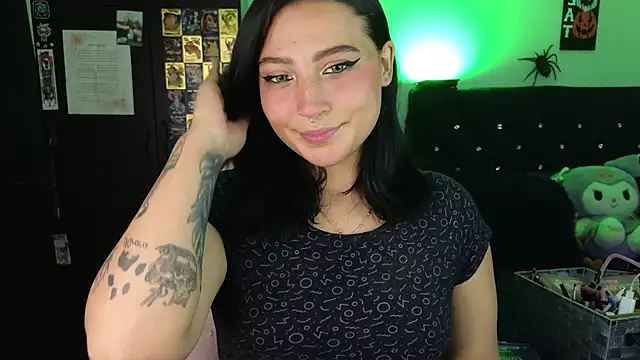 Snapshot of Pauilina chatting on November 8, 2025, 9:18 pm Pauilina online show from November 8, 2025, 9:18 pm