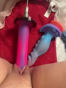 luisa1 online show from November 28, 2025, 8:09 pm