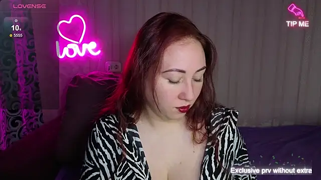 KellyCrystall online show from September 24, 2025, 6:09 am