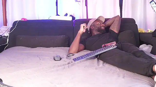 MacTroy online show from October 5, 2025, 4:31 pm