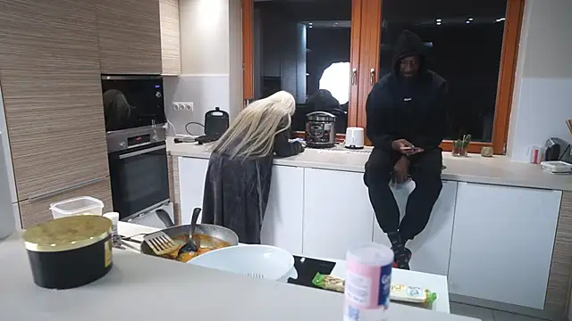 MacTroy online show from October 9, 2025, 6:19 pm