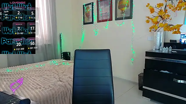 Lillianhot68 online show from November 23, 2025, 10:47 am