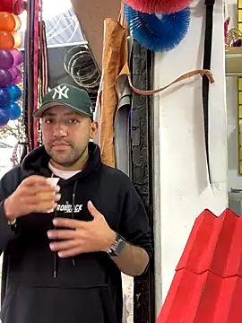 JuanZapata33 online show from November 4, 2025, 9:40 pm