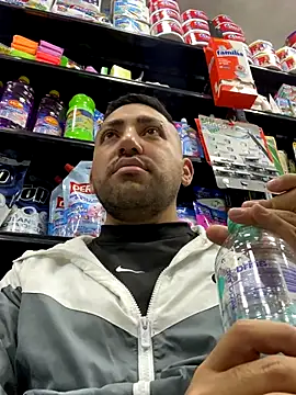 JuanZapata33 online show from September 27, 2025, 11:00 pm