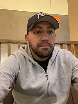 JuanZapata33 online show from December 17, 2025, 10:59 pm