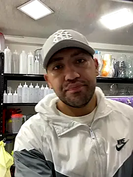 JuanZapata33 online show from November 25, 2025, 7:25 pm