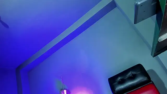 Travistanner 28 online show from September 21, 2025, 4:06 am