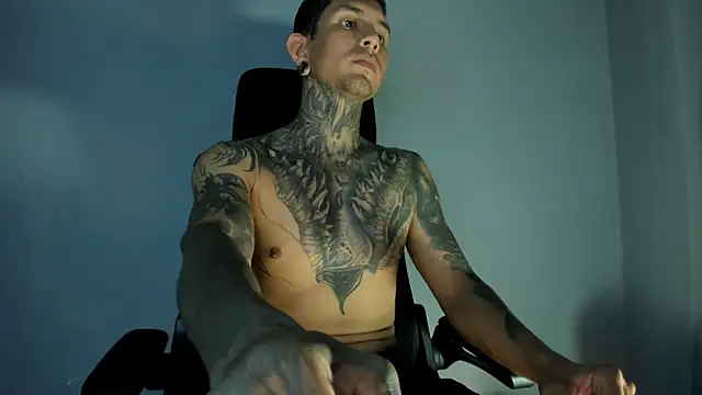 Travistanner 28 online show from April 17, 2026, 10:23 pm