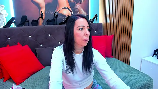 LauraSin online show from February 24, 2026, 4:24 am