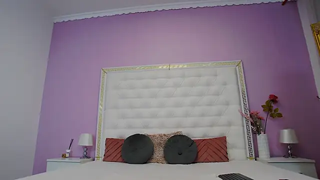 Lenna Paul online show from November 19, 2025, 4:56 am