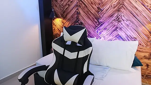 Snapshot of emma_collson chatting on November 22, 2025, 12:10 am emma collson online show from November 22, 2025, 12:10 am