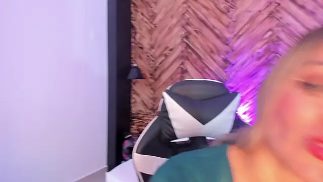 Snapshot of emma_collson chatting on November 27, 2025, 12:11 am emma collson online show from November 27, 2025, 12:11 am